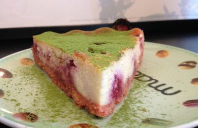 Cheesecake aux biscuits roses de Reims, cerises amarenas et touche de matcha