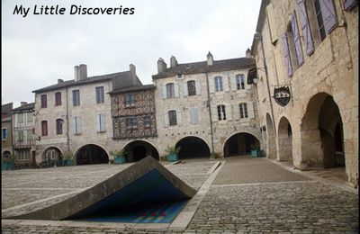 Lauzerte et l'insolite "coin relevé" de la Place des Cornières!