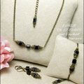 Parure bijoux mode rétro vintage, perles cubes noires et chaine laiton 
