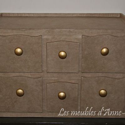 Petite commode en carton / Little cardboard chest of drawers