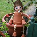 Bonhomme en pots de terre cuite