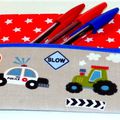 Trousse plate pour garçon avec véhicules et étoiles, idéale pour la rentrée des classes