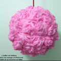 Boule de fleur en papier crépon à suspendre rose