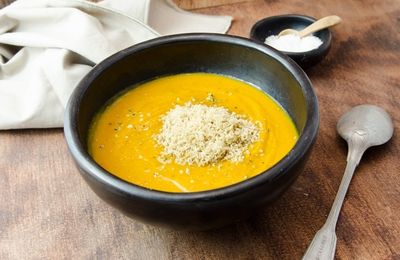 Soupe au potimarron et châtaigne, neige de foie gras