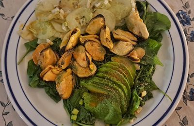 Salade de jeunes pousses aux moules pimentées et concombre au piment