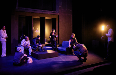 Lieux communs : Complexité assumée pour dézinguer la « passion fait divers » sensationnaliste – Théâtre Public de Montreuil (Seine-Saint-Denis)