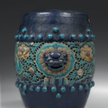 Tabouret de forme tonnelet en grès émaillé bleu turquoise, jaune et manganèse dit "fahua". Époque Chenghua