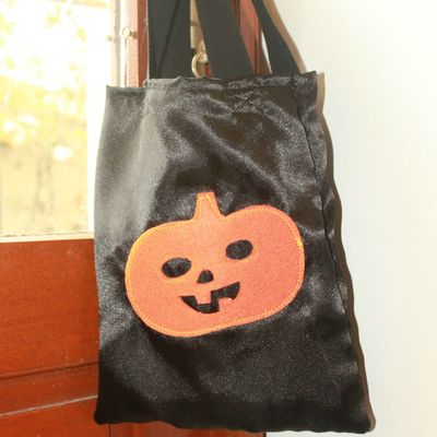 Suite du costume d'Halloween : les sacs à obons et les masques!
