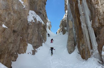 La montée au camp1 par le canyon.