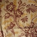 1420 tissu ancien 19ème colori  prune et jaune fond écru Fleuri 