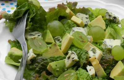 La salade de la rentrée : raisins, avocat et bleu d'Auvergne, sauce au bleu