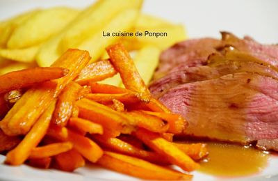 Magret de canard cuit à basse température, sauce grand veneur accompagné de frites de pomme de terre et carotte