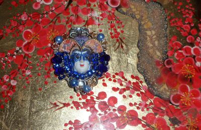 broche baroque avec petit masque vénitien en céramique (bleue)
