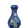 A blue and white reserve-decorated ‘jardiniere’ garlic-mouth vase, Ming dynasty, Wanli period (1573-1619)