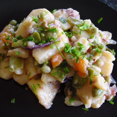Kartoffelsalat, salade de pommes de terre à l'allemande et macédoine de légumes nouveaux