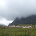 Un temple incroyable accroché à la montagne à côté de Bajiocheng, Gansu.