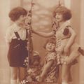 Enfants à la balançoire vintage