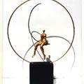 Sculpture mobile : balançoire sur cercle avec femme dorée