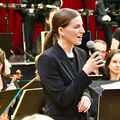 CHEFFE D’ORCHESTRE ET DE CHŒUR IMPROVISÉE, LA PREMIÈRE (RÉUSSIE) DE JOHANNA MALANGRÉ. 