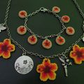 Bracelet et collier avec des fleurs d'hibiscus en