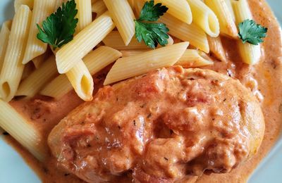 BLANCS DE POULET SAUCE CRÉMEUSE - TOMATES 