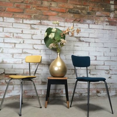 2 chaises de cuisine vintage retapissées bleu et jaune