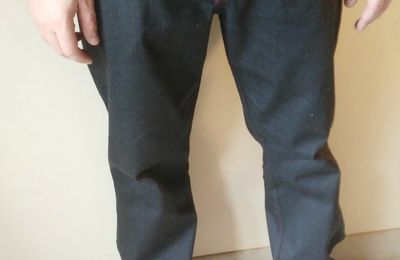 le pantalon de l'homme