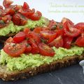 Tartine au beurre d'avocat et tomates cerise aux câpres
