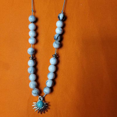 Collier perles grises et breloque turquoise