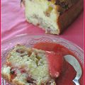 Cake à la rhubarbe et coulis de fraises
