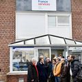 COMME LES HIRSONNAIS, LE CHEF DE L’ÉTAT DÉCOUVRE LES AVANTAGES DE L’ESPACE « FRANCE SERVICES ».
