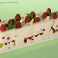 Terrine de semoule aux fruits rouges et kiwis, coulis de framboises