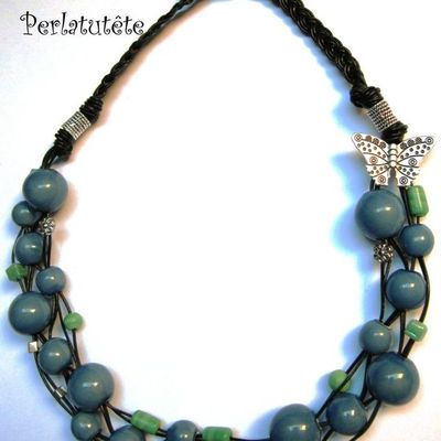 collier sur fils de cuir : l'envol du papillon.