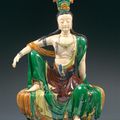Chine, XVIIe siècle. Importante Guanyin en grès émaillé à belle glaçure jaune, vert et manganèse 