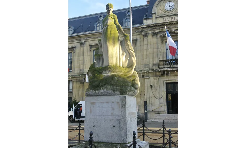 Voltaire, Jaurès, Anatole France : un monument aux morts pour la paix