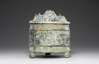A green-glazed red pottery tripod vessel and cover, lian, Western Han dynasty (206 BC-AD 8)