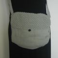 Besace tricotée en laine kaki, bouton en plastique noir