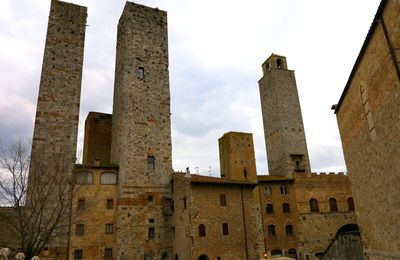 Perchée sur une colline où elle domine la vallée de l'Elsa : San Gimignano 