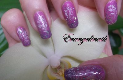 Nail art rapide violet rose pailletté