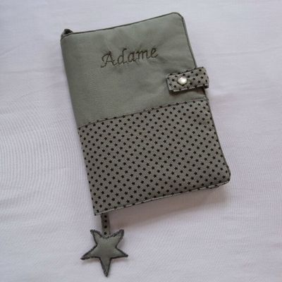 Un protège carnet de santé pour Adame...