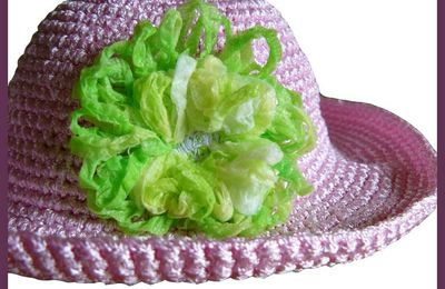 Chapeau rose, broche verte