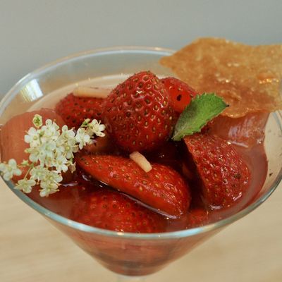 SOUPE DE FRAISES AU GINGEMBRE ET MENTHE, RHUBARBE POCHÉE AU SUREAU