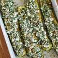 COURGETTES RÔTIES AU FOUR, FETA, HERBES AROMATIQUES & SÉSAME DORÉ