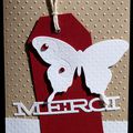 Carte de remerciement sobre et élégante avec tag rouge et papillon blanc
