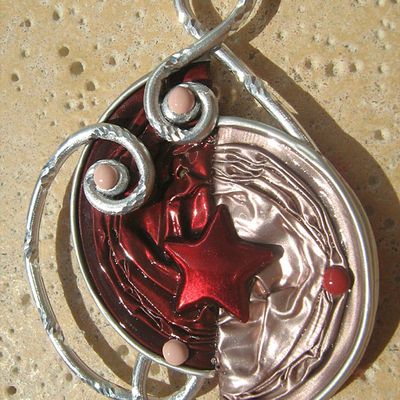 Pendentifs bicolores en capsules de café Nespresso et fil d'aluminium ciselé (fin)