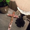 Petit crucifix en bois et nacre rose