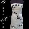 LA ROBE BUSTIER EN SATIN CREME BRODERIES NOIRES ET DIAMANTS