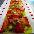 Carpaccio de fraises & kiwis parfumé au citron vert et mandarine, gouttes de framboise