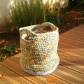 un grand panier en tissu crocheté