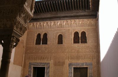 la cour du Mexuar et la façade de l'entrée du palais